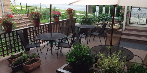 Enjoy The Weather At These 6 North Shore Staten Island Restaurants with Outdoor Seating